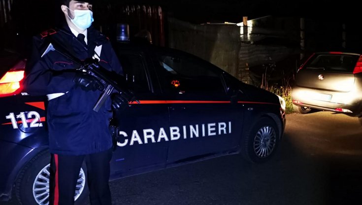 Lugagnano (Piacenza), donna trovata morta tra i rifiuti: indagati i due figli di 47 e 45 anni