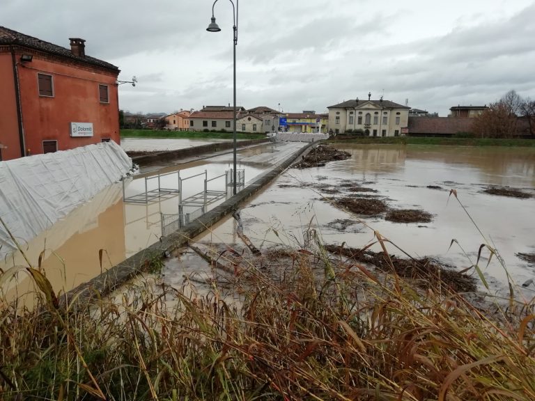 Torri di Quartesolo (Vicenza), esonda il fiume Roggia Caveggiara: salvate venti persone