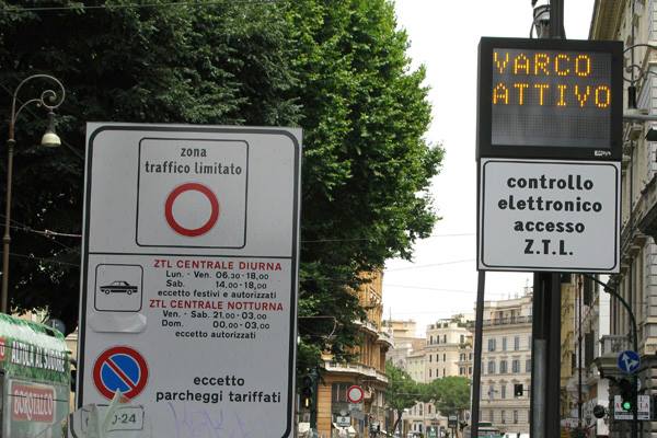 Restano disattivati fino al 15 gennaio 2021 tutti i varchi delle Zone a traffico limitato del Centro storico, Tridente, Trastevere, Testaccio e San Lorenzo