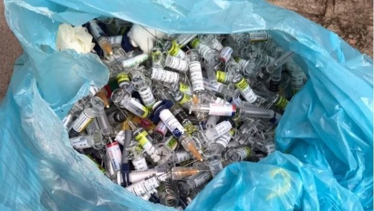 Degrado a Ponte Milvio: centinaia di siringhe e altri rifiuti a rischio infettivo abbandonati per strada