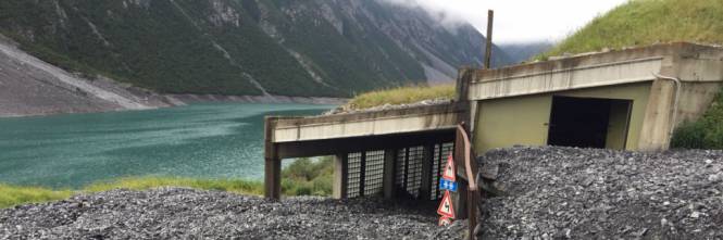 Livigno (Sondrio), furgone esce di strada e finisce nel lago: salvate sei persone