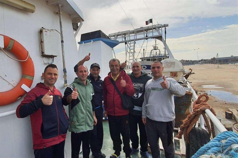 Mazara del Vallo (Trapani) saluta il ritorno a casa dei 18 marinai dopo oltre tre mesi di prigionia. Sono tutti negativi al tampone