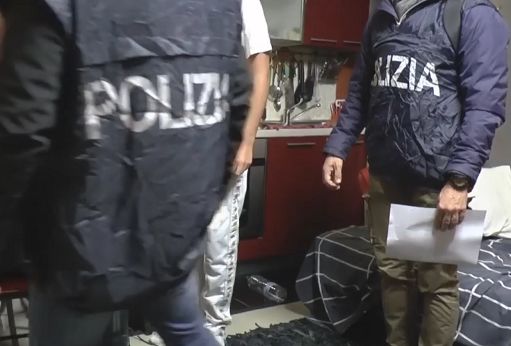 Milano, falsi casting per aspiranti attrici e poi abusava di loro: arrestato un 48enne