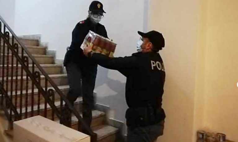 Coronavirus, a Cosenza la polizia consegna pacchi alimentari alla parrocchia di San Francesco