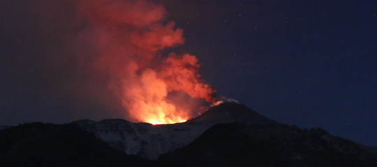 Nuova fase esplosiva sull’Etna con cenere lavica viene emessa dal cratere di Sud-Est