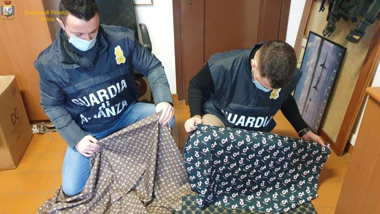 Chivasso (Torino), 9 persone denunciate per frode in commercio e vendita di prodotti industriali con marchi contraffatti