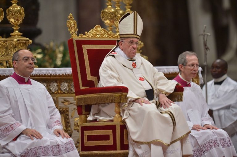 Coronavirus, il Papa anticiperà la messa di Natale alle 19.30