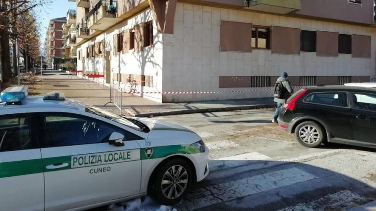 Cuneo, pezzo di cemento di tre chili cade e colpisce una donna: è ricoverata in prognosi riservata