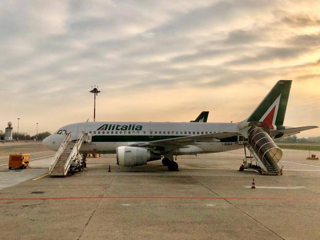 Ecco la nuova Alitalia: dimezzati i dipendenti