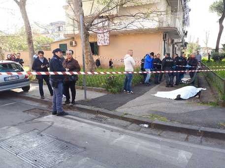 Napoli, agguato mortale: ucciso un 40enne, ferita un’altra persona