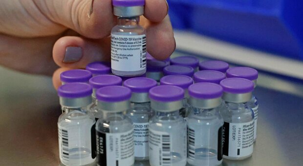 Coronavirus, l’annuncio di Ursula von der Leyen: “Accordo con Pfizer, nel secondo trimestre verranno consegnate 50 milioni di dosi aggiuntive”