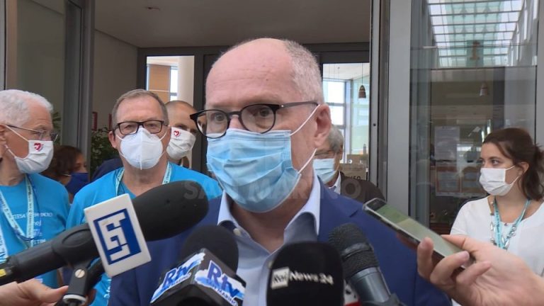 Covid, parla Walter Ricciardi: “Ci sono ancora 5 milioni di non vaccinati che tengono alto il numero dei morti. Per loro il virus resta molto temibile”