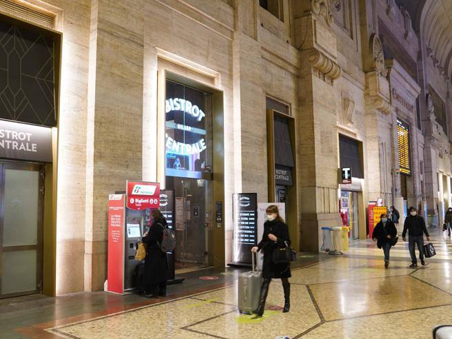 Milano, si sono barricate in un bagno della Stazione Centrale per evitare uno stupratore che poi è stato arrestato dalla Polfer