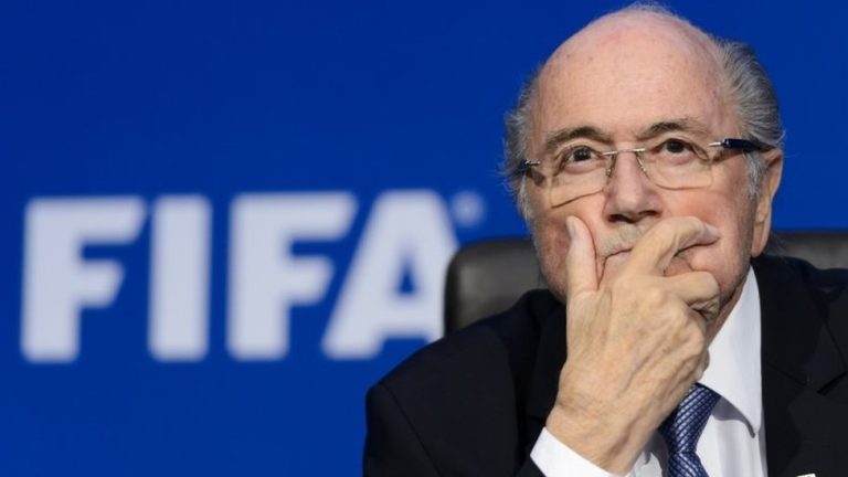 La Fifa ha presentato una denuncia penale contro il suo ex presidente Sepp Blatter per irregolarità nella gestione del museo del calcio di Zurigo