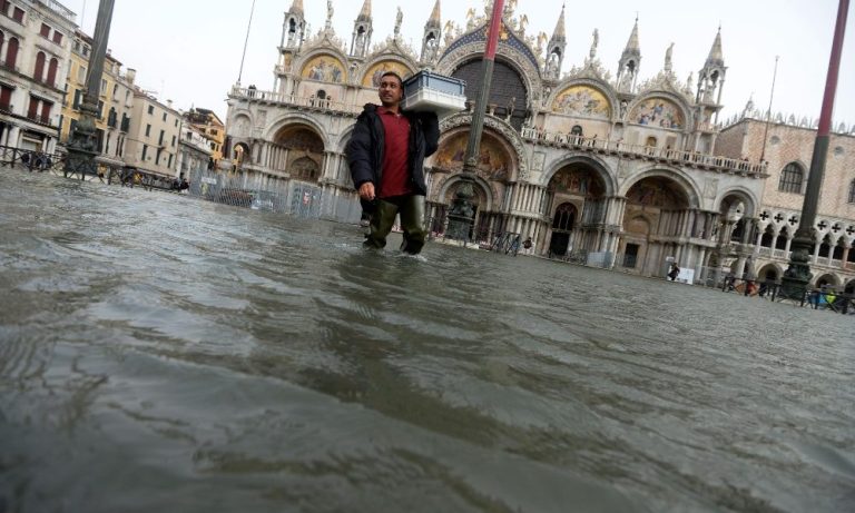 Torna l’acqua alta a Venezia: il Mosè non è attivo