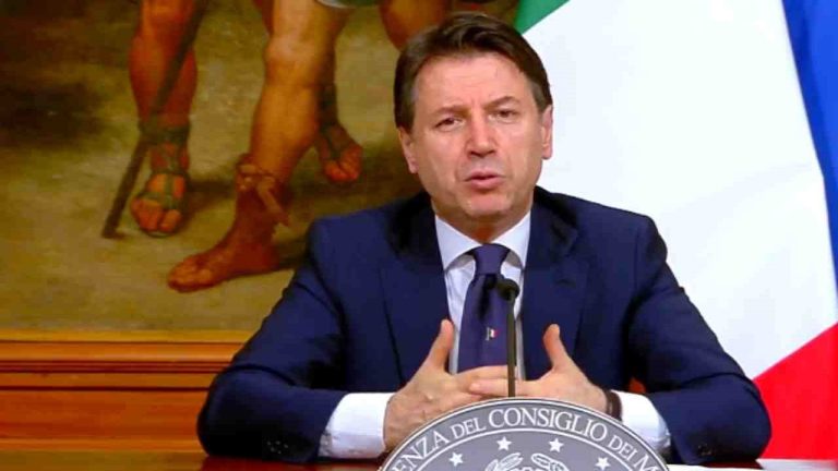 Dpcm di Natale, il premier Conte firma il decreto: “Non possiamo abbassare la guardia sul Covid”