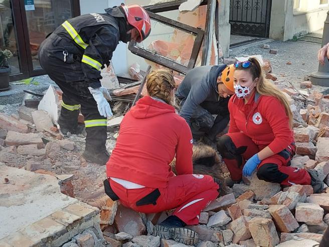 Terremoto di magnitudo 6.3 in Croazia: crolli a Petrinja. Un morto e decine di feriti