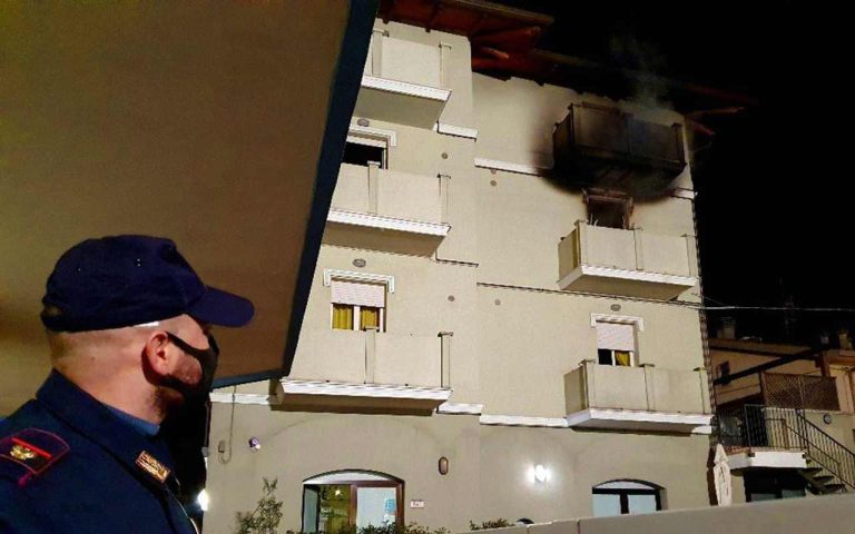 San Giuliano (Rimini), incendio in un residence: muore una donna di 37 anni