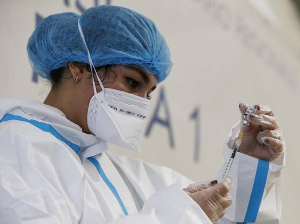 Coronavirus: il personale delle Rsa che non dovesse sottoporsi al vaccino contro il Covid dovrebbe essere trasferito dal datore di lavoro a mansioni “che siano prudentemente distanziate dagli ospiti e tali da non generare contatti rischi di contaminazione”