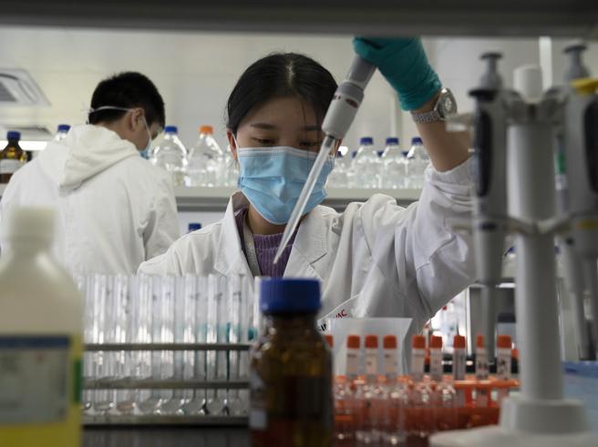 Coronavirus, gli Emirati arabi hanno registrato il vaccino sperimentale della cinese Sinopharm la cui efficacia s’è attestata all’86%