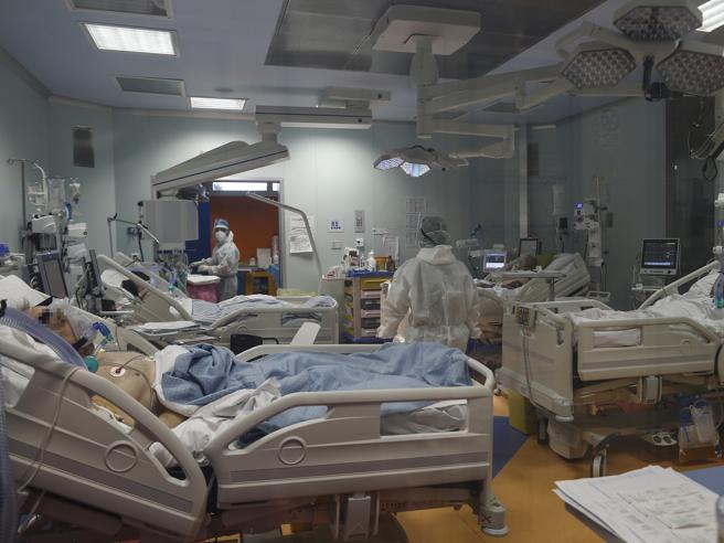 L’epidemia Covid in Italia si mantiene “grave ancora a causa di un impatto elevato sui servizi assistenziali”