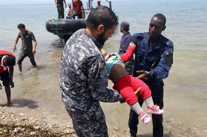 Migranti, tragico naufragio di una barca a largo della Libia: recuperati i corpi di quattro bambini