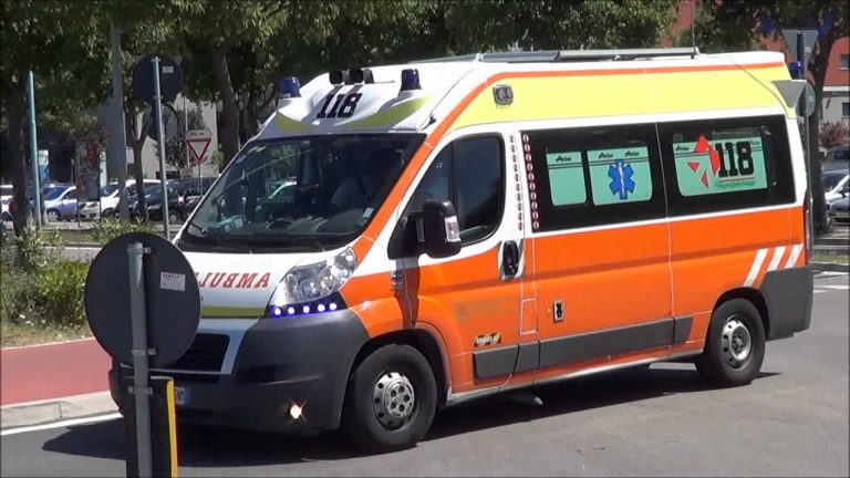 Napoli, per una mancata precedenza hanno inseguito, bloccato e poi picchiato l’autista di un’ambulanza che stava portando un paziente all’Ospedale del Mare: denunciate due persone