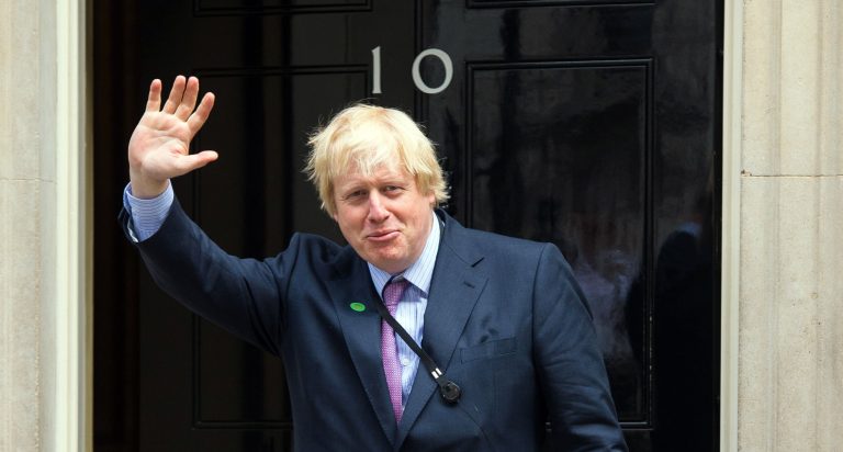 Covid, con una media di 45mila contagi al giorno il premier Johnson prepara la stretta con “il piano B”