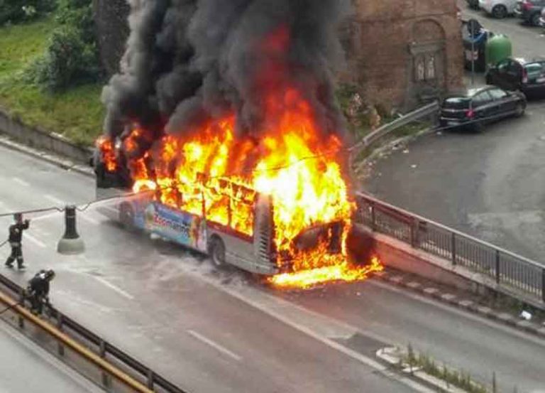 Inchiesta sugli autobus incendiati nella Capitale: rischiano il processo 12 dirigenti