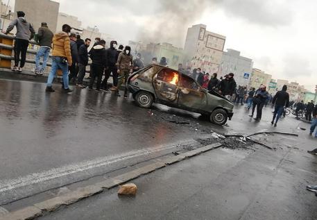 Iran, per le proteste di piazza del 2019 tre condanne a morte tramite impiccagione