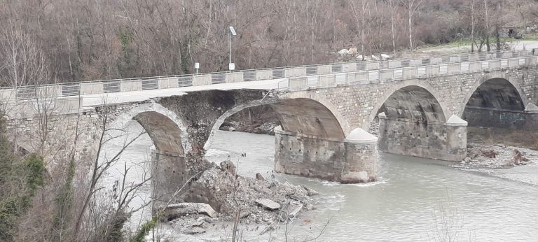 Appennino Modenese, cede una parte di struttura del ponte Samone