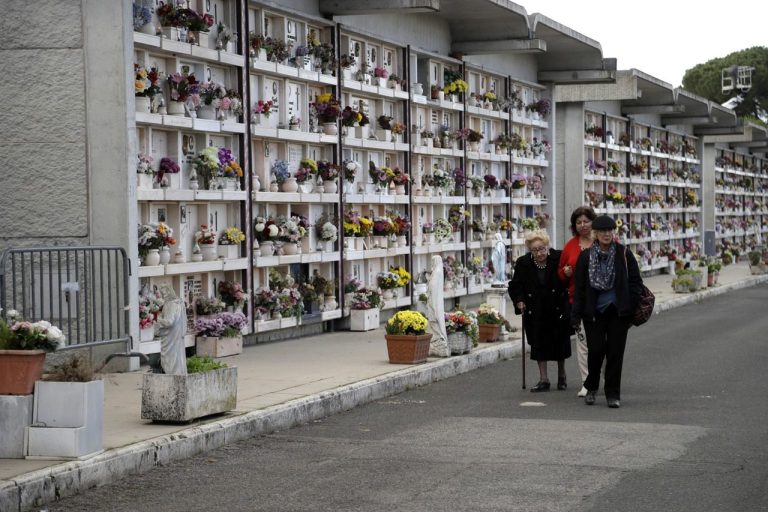 Coronavirus, negli ultimi tre mesi nella Capitale 2.853 morti con 200 cremazioni a settimana