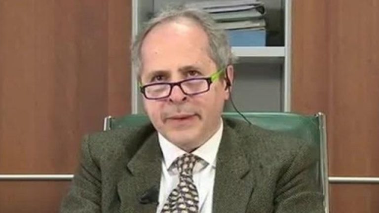 Covid, parla il professor Crisanti: “Penso che un eccesso di prudenza non faccia male, aspettiamo un po’ più di dati e poi faremo con sicurezza la vaccinazione ai bimbi”