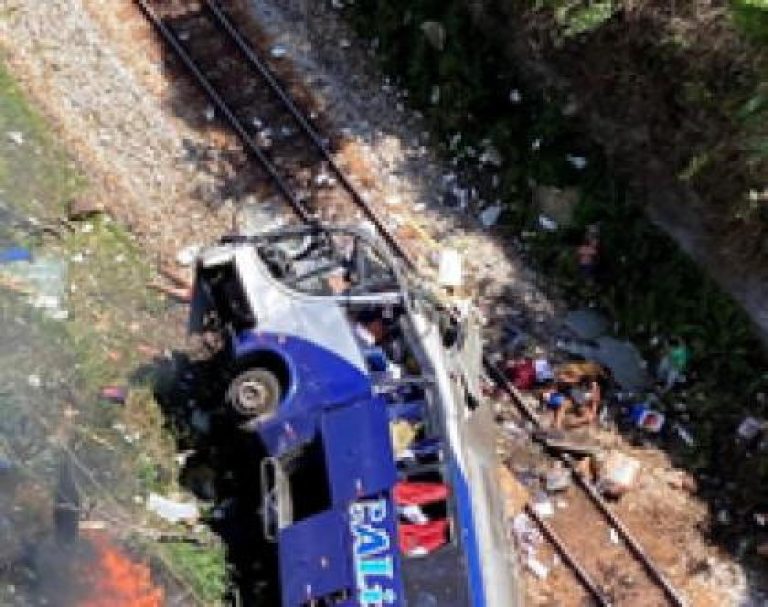Brasile, un autobus è precipitato da un viadotto alto venti metri: morte 16 persone, altre 27 ferite