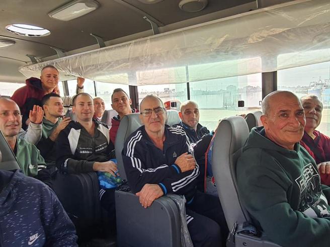 Arriveranno domattina, tra le 8 e le 10, i diciotto marinai dei due pescherecci in navigazione da Bengasi a Mazara del Vallo