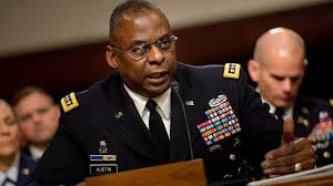 Usa, il presidente Biden mette a capo del Pentagono il primo afroamericano: l’ex generale Loyd Austin
