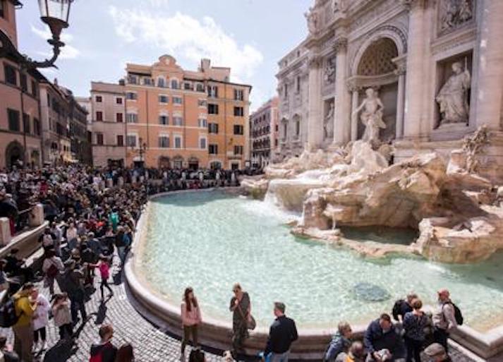 Troppa folla alla Fontana di Trevi: i vigili chiudono l’area