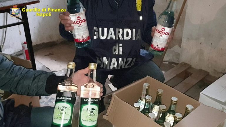 Napoli, blitz anticontraffazione della Finanza: sequestrate bottiglie di champagne, olio e alcool etilico
