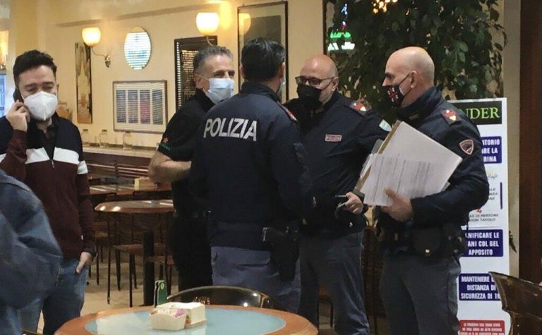 Napoli, multato un ristoratore sorpreso aperto dalla polizia in zona Duchesca