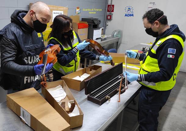 Milano, sequestrati a Malpensa due violini e a quattro archetti di contrabbando per un valore di 91mila euro