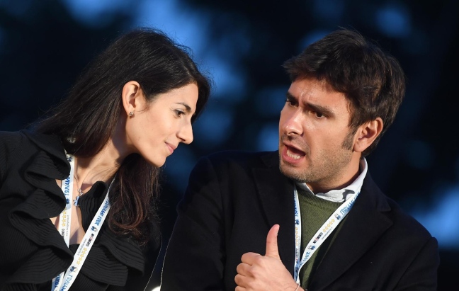 Assoluzione di Virginia Raggi, lo sfogo di Alessandro Di Battista: “Adesso iniziate a rispettarla. Per quattro anni è stata diffamata, dileggiata, calunniata…”