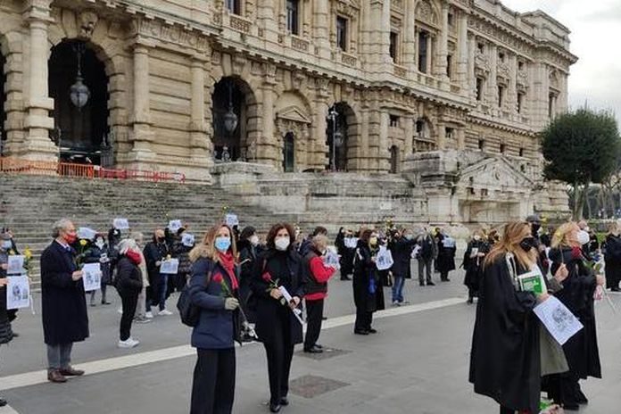 Flash mob delle toghe onorarie davanti la Corte di Cassazione
