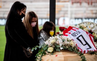 Vicenza, l’ultimo commosso addio al feretro di Paolo Rossi