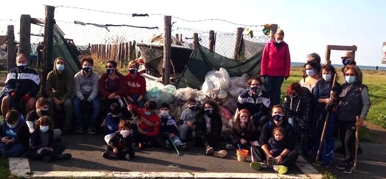 La Rugby Ladispoli pulisce le spiagge di Campo di Mare: raccolti 8 sacchi di spazzatura