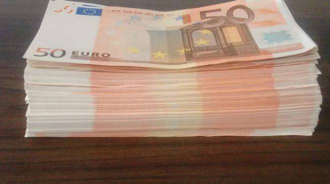 Milano, fermato un algerino: nel suo zaino aveva 337mila euro e documenti falsi
