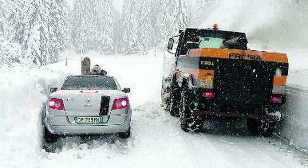 Livinallongo (Belluno), vigili al lavoro per riaprire una strada bloccata dalla neve