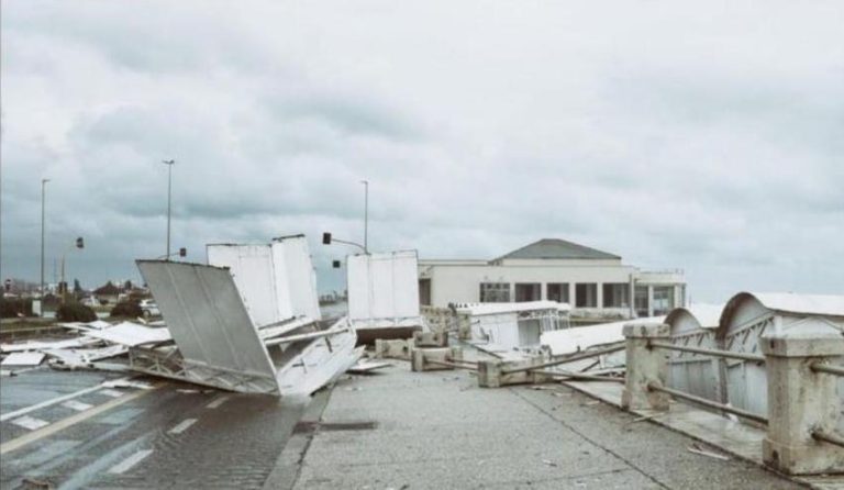 Tromba d’aria a Ostia: distrutti alcuni stabilimenti dalla furia del vento