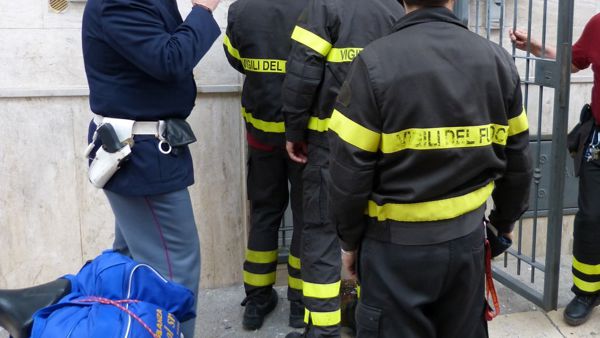 Roma, incendio di sterpaglia intorno al parco divertimenti Cinecittà World