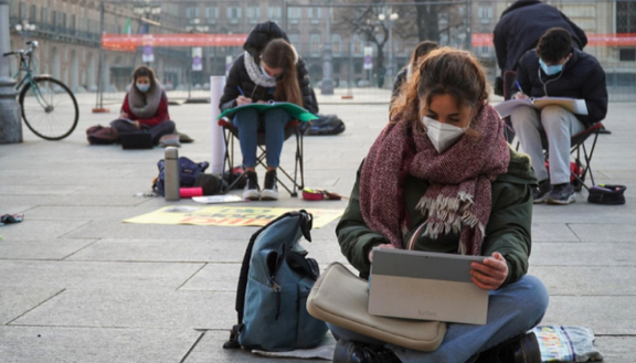 Piemonte, le abbondanti nevicate non fermano la protesta per la scuola in presenza