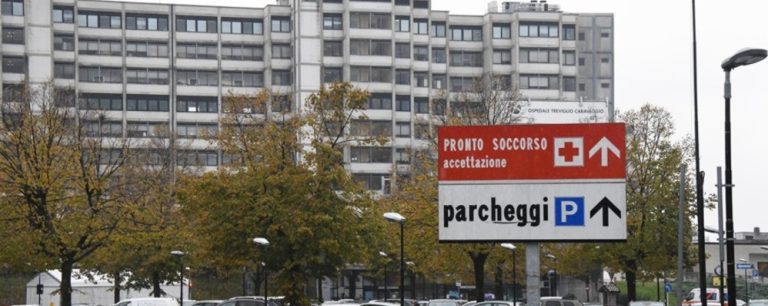 Treviglio (Bergamo), infermiere picchiato: aveva invitato un uomo ad indossare la mascherina in ospedale